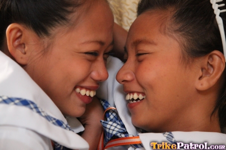 Азиатские молоденькие лесбиянки нежно сосутся и показывают попки и пизды