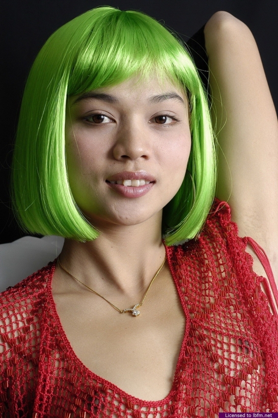 Азиатская танцовщица Plaa с зелеными волосами раскрывает свою письку
