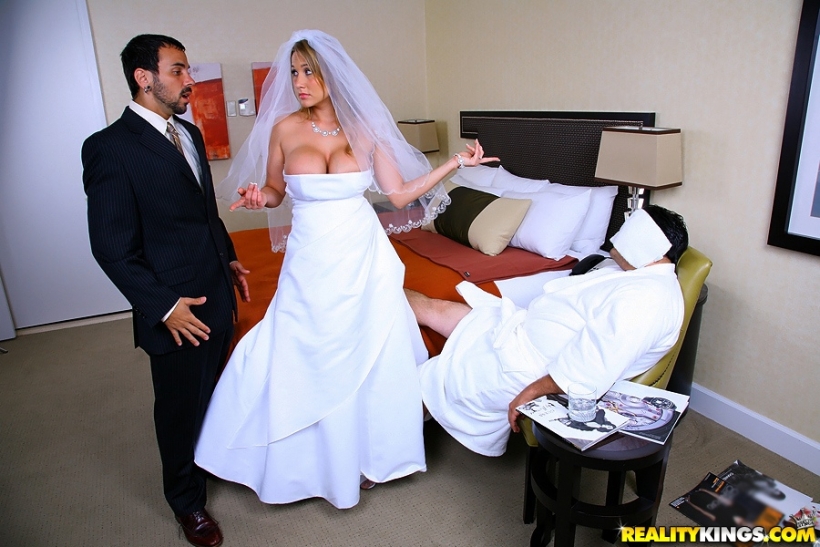 Невеста в фате с большими сиськами трахается с женихом в возбужденную пизду
