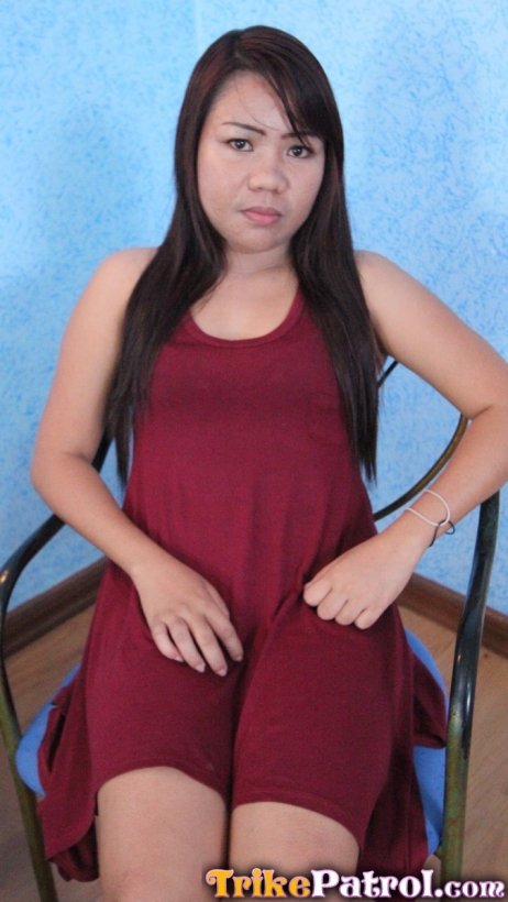 Филлипинская толстенькая малышка снимает платье для показа гладкой писечки