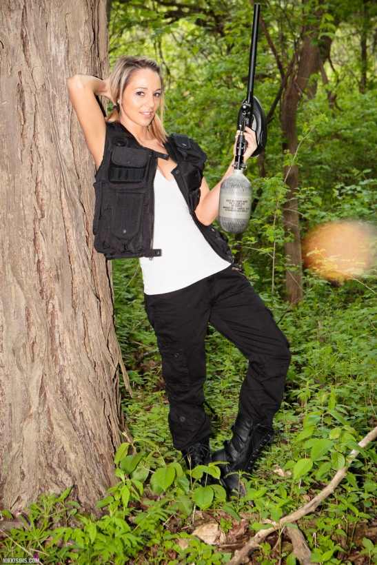 Эффектная дамочка с короткой стрижкой в униформе устроила развратную фотосессию в лесу