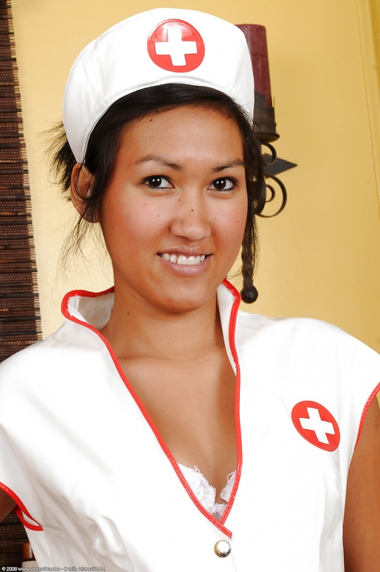 Симпатичная азиатская медсестра с тугими сиськами эффектно раздвигает ножки с волосатой пиздой