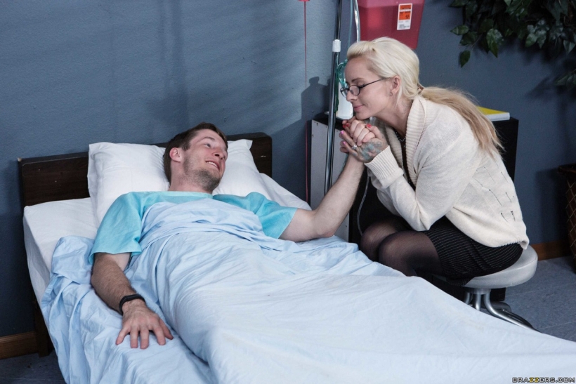 Кудрявая медсестра в униформе лечит больного отменным минетом и горячим сексом