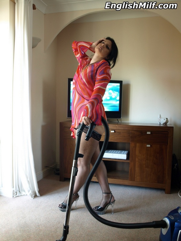 Шикарная зрелая домохозяйка с сексуальными ножками и влажной пиздой на фотоснимках онлайн